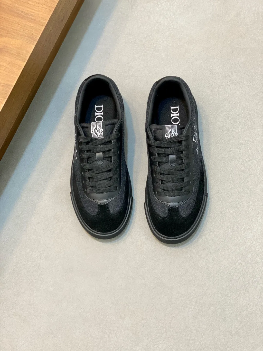 Factory price: 420💰Dior Crafted from navy and white jacquard with Oblique print and suede panels, it features a distinctive padded tongue embossed with the Dior signature, wide navy mohair laces and brass eyelets with a matte tonal finish. White rubber sole with Dior Oblique pattern, enhanced by a contrasting Dior 30 Avenue Montaigne signature on the rear. It can add fashionable temperament to casual looks. Exquisite packaging at the delivery counter 🛍📦 ▪️ Fabric: Original customized Oblique presbyopia + cowhide ▪️ Lining: Original customized sheepskin + breathable mesh ▪️ Sole: Original molded anti-slip rubber material ▪️ Bottom thickness: 4CM ▪️ Size: Men's 38-45 (38, 45, 46 customized)